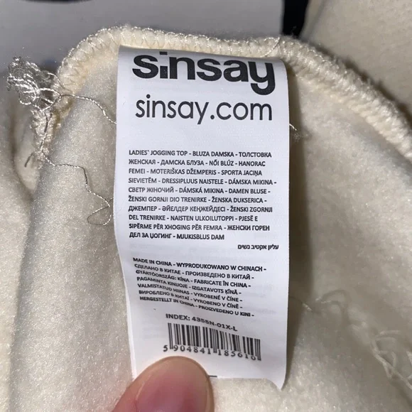 Snoopy and Woodstock Cream/White/Red Oversized Crew Neck Sweatshirt, Size Large - Picture 8 of 9